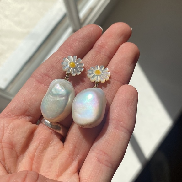 Super pretty pearl earrings !!! Real. Bought in Malibu Fred segal - Picture 2 of 3